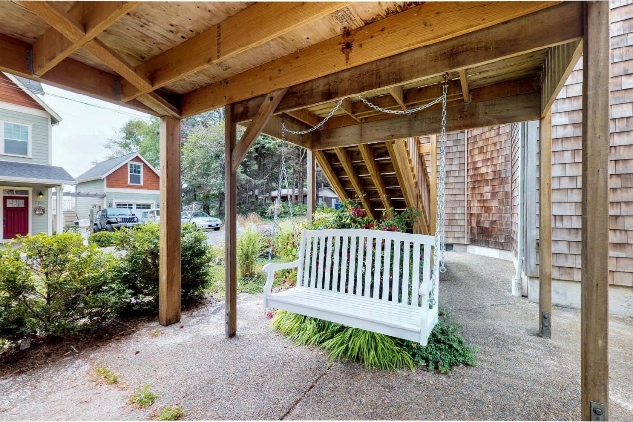 Beach House With A Park Lincoln City Exterior photo